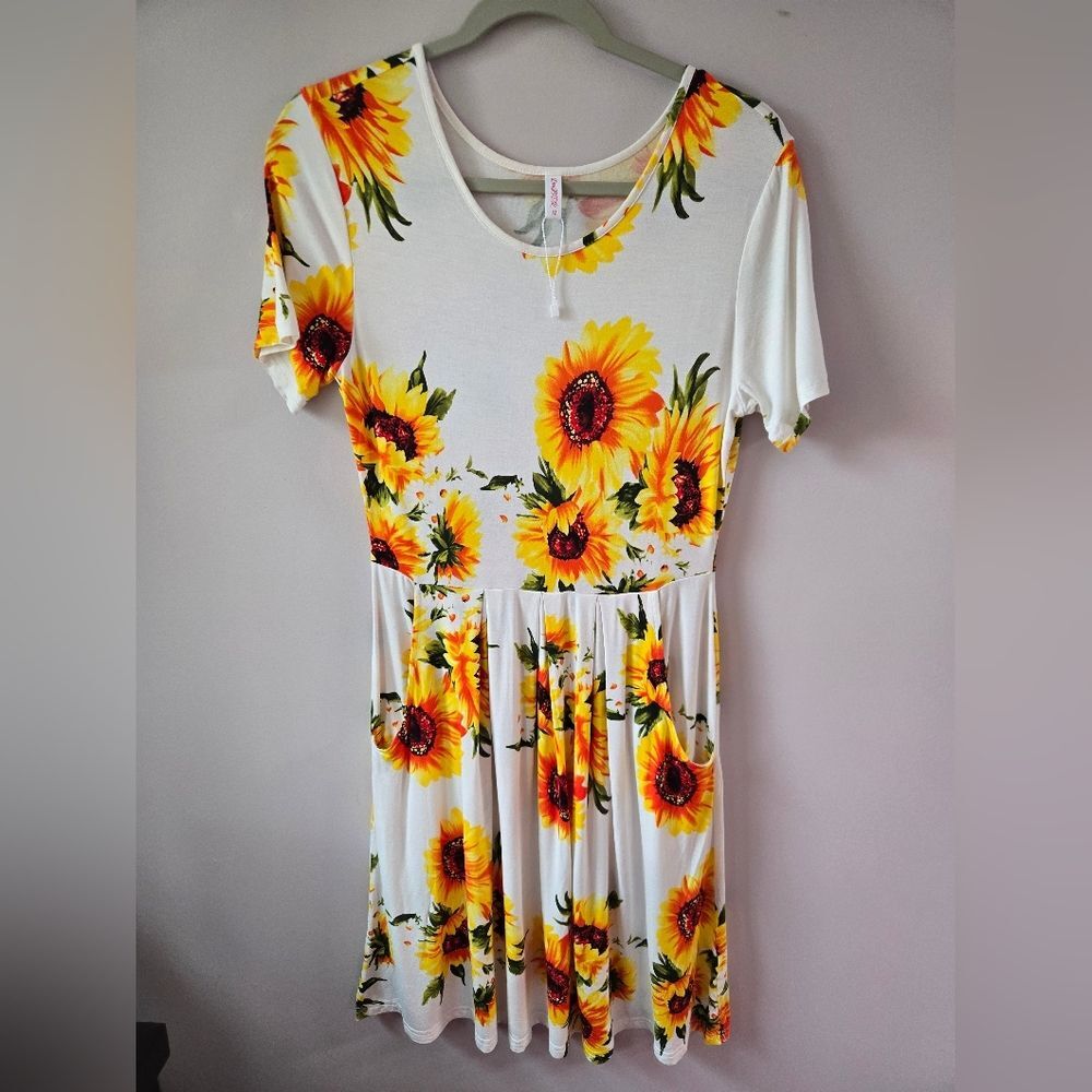 🌻 Walking on Sunshine Sunflower Dress 🌻Medium